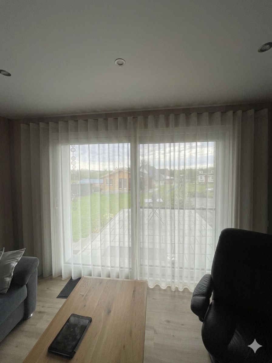 Transparente Gardinen in einem modern eingerichteten Wohnzimmer